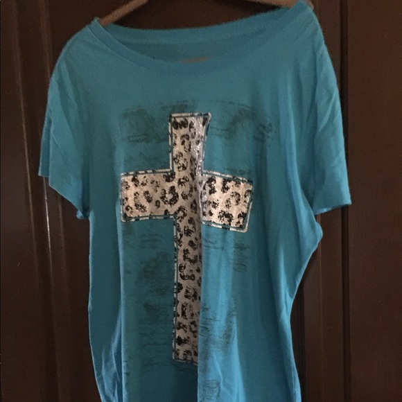 Hybrid Apparel Tops - Woman’s tee. Gently worn